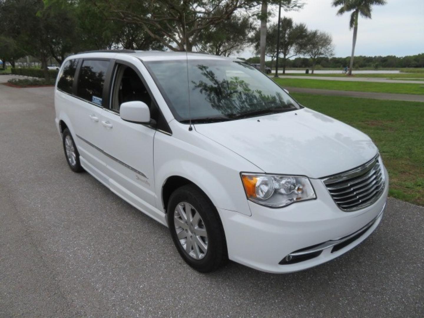 2014 White /Black Chrysler Town & Country (2C4RC1BG4ER) , located at 4301 Oak Circle #19, Boca Raton, FL, 33431, (954) 561-2499, 26.388861, -80.084038 - Photo#24